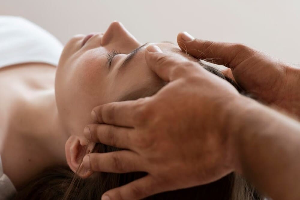 fisio realizando masaje terapéutico