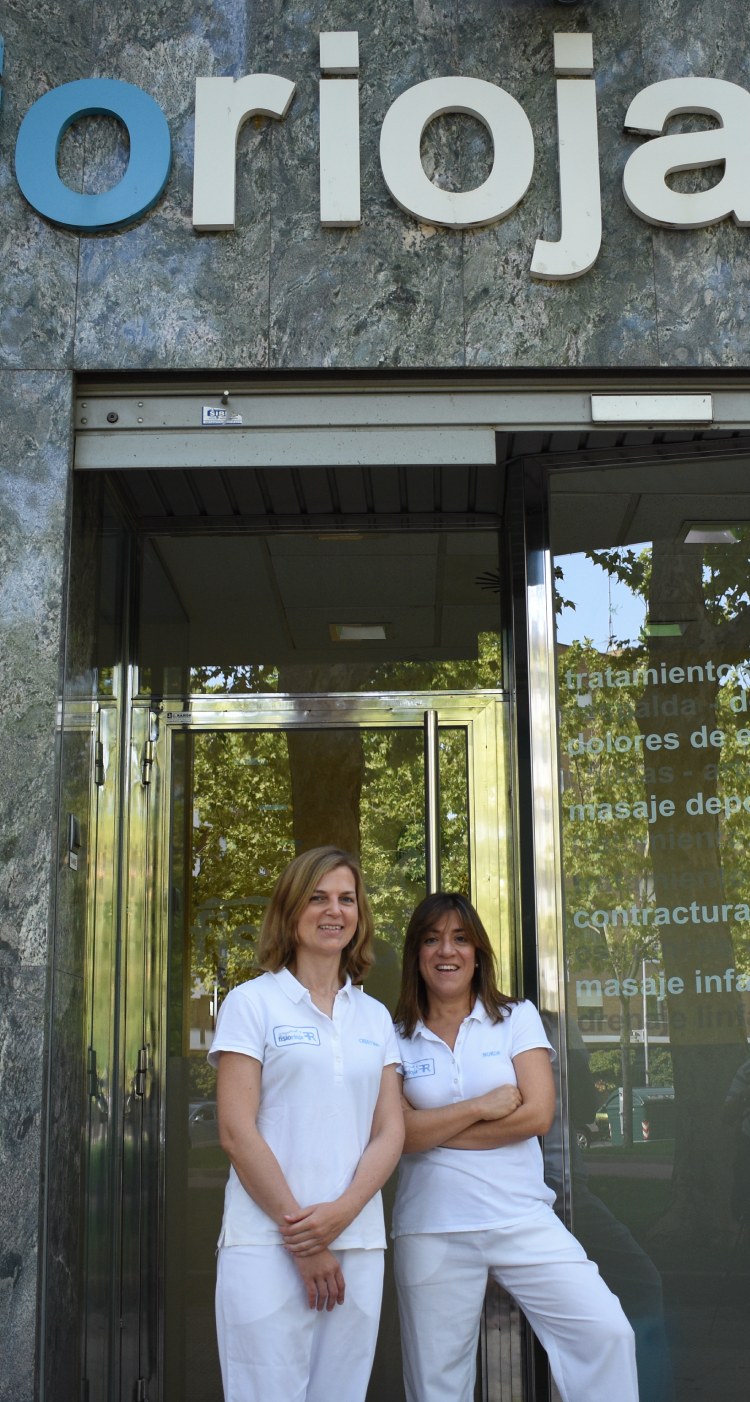 fisioterapeutas en la entrada del centro de fisioterapia